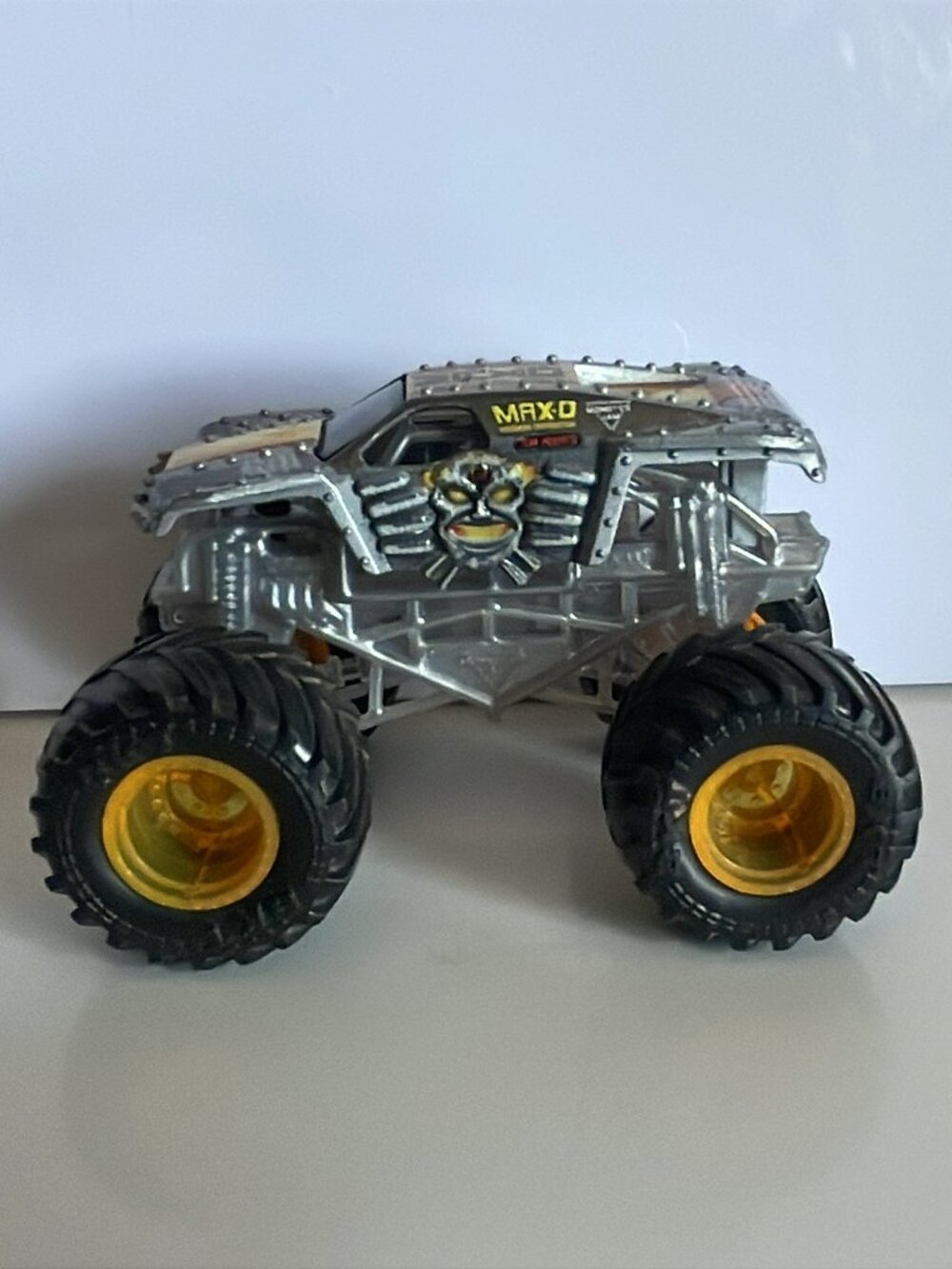 Monster Jam Truck - Max-D Monster Truck See-Thru Crew Series 22 - Scale 1:64